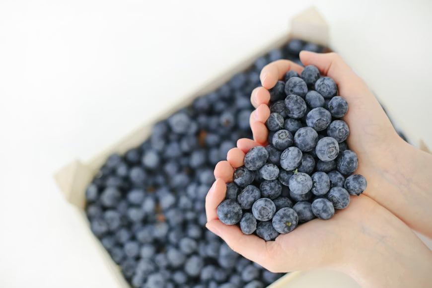 Compoziție wellness cu o capsulă și elemente naturale